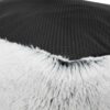 Dieser gemütliche Langhaar-Plüsch ist der perfekte Begleiter für Ihr Zuhause. Mit einem hochwertigen Polyester-Bezug und einer extra hohen Polyestervlies-Füllung von 20 cm bietet er unvergleichlichen Komfort und eine luxuriöse Optik. Der rutschfeste Boden sorgt dafür, dass der Plüsch sicher an seinem Platz bleibt, während das Inlett handwaschbar ist und der Bezug bei 30°C problemlos gereinigt werden kann. In elegantem Weiß-Schwarz und mit den Maßen von ca. 120 × 80 cm ist dieser Plüsch nicht nur funktional, sondern auch ein stilvolles Accessoire für jedes Zimmer. Gönnen Sie sich und Ihren Liebsten diesen hochwertigen Plüsch und genießen Sie die Vorteile von hoher Qualität und einfachem Pflegeaufwand!