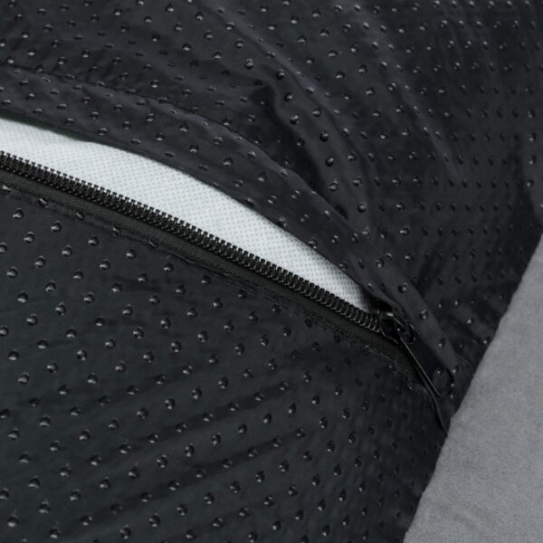 Dieser luxuriöse Velours-Langhaar-Plüschkissenbezug ist der perfekte Begleiter für Ihr Zuhause. Mit einem hochwertigen Polyester-Bezug und einer komfortablen Polyestervlies-Füllung bietet er höchsten Komfort und eine einladende Atmosphäre. Das fest integrierte Kissen sorgt für zusätzlichen Halt und Entspannung. Der abnehmbare Bezug ist bei 40°C waschbar, was die Pflege besonders einfach macht. Das Inlett kann zudem per Handwäsche gereinigt werden. Der rutschfeste Boden garantiert sicheren Halt auf jedem Untergrund. In eleganten Farben wie grau, weiß und schwarz fügt sich dieser Kissenbezug harmonisch in jede Einrichtung ein. Mit den Maßen von ca. 60 × 50 cm ist er ideal für Sofa, Sessel oder Bett. Genießen Sie hohen Komfort und einfache Pflege mit diesem stilvollen Kissenbezug!
