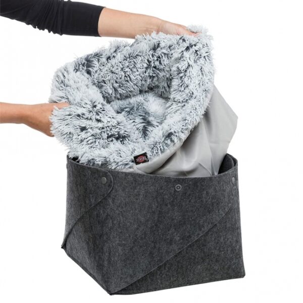 Dieser gemütliche und stilvolle Kissenbezug aus hochwertigem Filz und Langhaar-Plüsch sorgt für ein angenehmes Sitzgefühl und ist die perfekte Ergänzung für Ihr Zuhause. Der Bezug ist aus robustem Polyester gefertigt und lässt sich dank des praktischen Druckknopf-Systems schnell und einfach aufbauen. Mit einer Größe von ca. ø 33 × 27 cm passt er ideal auf jedes Sofa oder in jede Leseecke. Der herausnehmbare Bezug ist nicht nur pflegeleicht, sondern auch in einer eleganten Farbgebung in Anthrazit sowie Weiß-Schwarz erhältlich, was ihn zu einem echten Blickfang macht. Gönnen Sie sich diesen hochwertigen Kissenbezug und genießen Sie Komfort und Stil in einem!