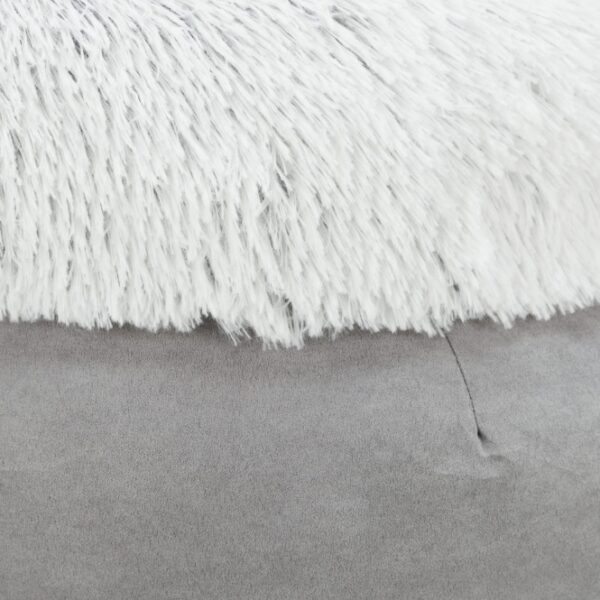 Dieser luxuriöse Velours-Langhaar-Plüsch bietet höchsten Komfort und ist der perfekte Begleiter für Ihr Zuhause. Der hochwertige Polyester-Bezug ist nicht nur weich und angenehm, sondern auch langlebig und pflegeleicht. Mit einer extra hohen Randgestaltung sorgt das Produkt für zusätzliche Gemütlichkeit und Unterstützung, während die Polyestervlies-Füllung für eine optimale Formstabilität sorgt. Praktisch ist auch, dass dieser Plüsch bei 40°C waschbar ist, sodass Sie ihn jederzeit frisch und sauber halten können. Erhältlich in einer stilvollen Farbkombination aus grau, weiß und schwarz, hat dieser Plüsch eine Größe von ca. ø 45 cm und passt perfekt in jedes Wohnambiente. Gönnen Sie sich und Ihren Gästen diesen komfortablen und eleganten Plüsch, der sowohl Funktionalität als auch Stil vereint!