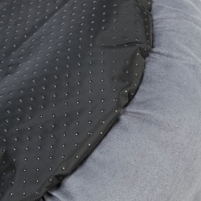 Dieser stilvolle und bequeme Velours-Langhaar-Plüsch-Sessel ist der perfekte Ort zum Entspannen. Mit seinem hochwertigen Polyester-Bezug und der komfortablen Polyestervlies-/Schaumstoff-Füllung bietet er optimalen Sitzkomfort und Unterstützung. Das fest integrierte Kissen sorgt für zusätzlichen Komfort, während der rutschfeste Boden Stabilität gewährleistet, sodass Sie sich entspannt zurücklehnen können. Pflegeleicht ist dieser Sessel ebenfalls, da er einfach per Handwäsche gereinigt werden kann. In der eleganten Farbkombination grau/weiß-schwarz und mit einem Durchmesser von ca. 55 cm fügt er sich harmonisch in jedes Wohnambiente ein und ist die ideale Wahl für alle, die Wert auf hohe Qualität und Funktionalität legen.