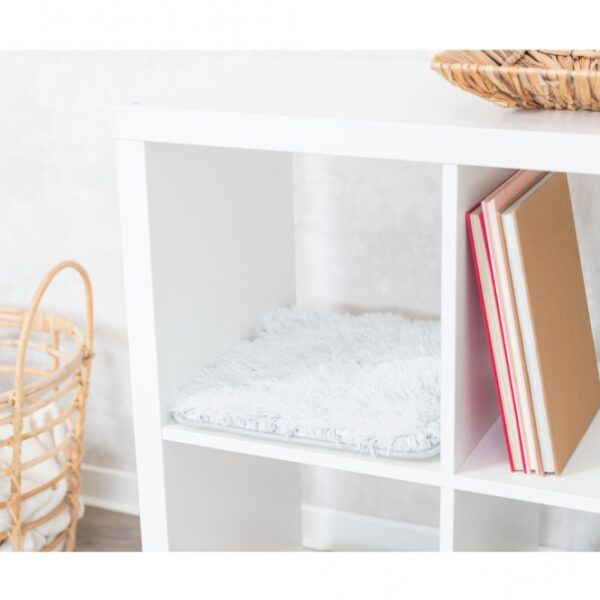 Dieser stilvolle Plüsch-Bezug aus hochwertigem Polyester ist die perfekte Ergänzung für Ihre Möbel, insbesondere für das beliebte IKEA Kallax Regal. Mit einer dünnen Schaumstoff-Füllung bietet er nicht nur Komfort, sondern auch eine ansprechende Optik in klassischem Weiß-Schwarz. Die praktischen Maße von ca. 33 × 38 cm passen ideal in verschiedene Wohnräume und sorgen für eine gemütliche Atmosphäre. Der rutschfeste Gummiboden garantiert sicheren Halt, während der Bezug leicht handwaschbar ist und somit einfach zu reinigen bleibt. Gönnen Sie sich diesen günstigen und funktionalen Bezug, der sowohl Stil als auch Qualität in Ihr Zuhause bringt!