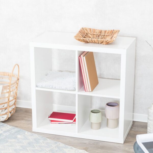 Dieser stilvolle Plüsch-Bezug aus hochwertigem Polyester ist die perfekte Ergänzung für Ihre Möbel, insbesondere für das beliebte IKEA Kallax Regal. Mit einer dünnen Schaumstoff-Füllung bietet er nicht nur Komfort, sondern auch eine ansprechende Optik in klassischem Weiß-Schwarz. Die praktischen Maße von ca. 33 × 38 cm passen ideal in verschiedene Wohnräume und sorgen für eine gemütliche Atmosphäre. Der rutschfeste Gummiboden garantiert sicheren Halt, während der Bezug leicht handwaschbar ist und somit einfach zu reinigen bleibt. Gönnen Sie sich diesen günstigen und funktionalen Bezug, der sowohl Stil als auch Qualität in Ihr Zuhause bringt!