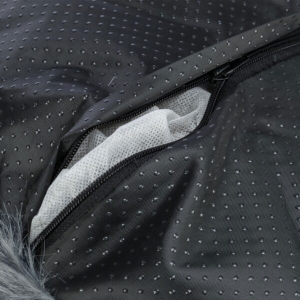 Dieser luxuriöse Langhaar-Plüsch-Kissenbezug in elegantem Schwarz-Grau bietet höchsten Komfort und eine ansprechende Optik für Ihr Zuhause. Der hochwertige Polyester-Bezug ist nicht nur strapazierfähig, sondern auch pflegeleicht, da er bei 40°C waschbar und der Bezug abnehmbar ist. Mit einer speziellen Polyestervlies-Füllung und einem fest integrierten Kissen sorgt er für ein angenehmes Liegegefühl. Der rutschfeste Boden garantiert Sicherheit und Stabilität, während das Inlett einfach von Hand gewaschen werden kann. Mit einem Durchmesser von ca. 55 cm ist dieses Kissen die perfekte Ergänzung für jedes Wohnzimmer oder Schlafzimmer. Investieren Sie in Qualität und Gemütlichkeit mit diesem stilvollen Kissen!