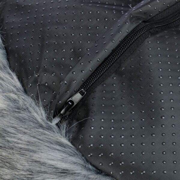 Dieser luxuriöse Langhaar-Plüsch-Kissenbezug in elegantem Schwarz-Grau bietet höchsten Komfort und eine ansprechende Optik für Ihr Zuhause. Der hochwertige Polyester-Bezug ist nicht nur strapazierfähig, sondern auch pflegeleicht, da er bei 40°C waschbar und der Bezug abnehmbar ist. Mit einer speziellen Polyestervlies-Füllung und einem fest integrierten Kissen sorgt er für ein angenehmes Liegegefühl. Der rutschfeste Boden garantiert Sicherheit und Stabilität, während das Inlett einfach von Hand gewaschen werden kann. Mit einem Durchmesser von ca. 55 cm ist dieses Kissen die perfekte Ergänzung für jedes Wohnzimmer oder Schlafzimmer. Investieren Sie in Qualität und Gemütlichkeit mit diesem stilvollen Kissen!