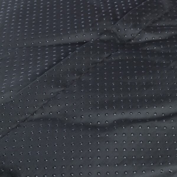 Dieser luxuriöse Langhaar-Plüsch-Kissenbezug in elegantem Schwarz-Grau bietet höchsten Komfort und eine ansprechende Optik für Ihr Zuhause. Der hochwertige Polyester-Bezug ist nicht nur strapazierfähig, sondern auch pflegeleicht, da er bei 40°C waschbar und der Bezug abnehmbar ist. Mit einer speziellen Polyestervlies-Füllung und einem fest integrierten Kissen sorgt er für ein angenehmes Liegegefühl. Der rutschfeste Boden garantiert Sicherheit und Stabilität, während das Inlett einfach von Hand gewaschen werden kann. Mit einem Durchmesser von ca. 55 cm ist dieses Kissen die perfekte Ergänzung für jedes Wohnzimmer oder Schlafzimmer. Investieren Sie in Qualität und Gemütlichkeit mit diesem stilvollen Kissen!
