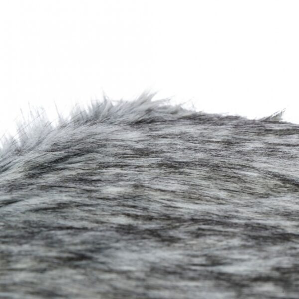 Entdecken Sie die luxuriöse Soft-Edition des Langhaar-Plüschs, die ideal für Ihren Wohnraum ist. Dieser hochwertige Bezug aus Polyester bietet nicht nur eine angenehme Haptik, sondern auch eine füllige Polsterung mit einer Höhe von 14–16 cm, die für optimalen Komfort sorgt. Der abnehmbare Bezug ist bei 40°C waschbar, was die Pflege besonders einfach macht. Zudem garantiert der rutschfeste Boden Sicherheit und Stabilität, während das Inlett leicht per Handwäsche gereinigt werden kann. Mit den großzügigen Maßen von ca. 110 x 75 cm und der eleganten Farbkombination in schwarz-grau fügt sich dieses Produkt perfekt in jede Einrichtung ein. Genießen Sie höchsten Komfort und Qualität mit unserem Langhaar-Plüsch – der ideale Begleiter für entspannte Stunden!