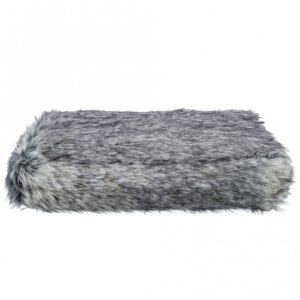 Diese hochwertige Soft-Edition Decke aus langhaarigem Plüsch bietet ultimativen Komfort und Gemütlichkeit für Ihr Zuhause. Der strapazierfähige Polyester-Bezug und die weiche Polyestervlies-Füllung mit einer Höhe von 14–16 cm sorgen für ein angenehmes Liegegefühl. Der Bezug ist abnehmbar und bei 40°C waschbar, was die Pflege kinderleicht macht. Zudem garantiert der rutschfeste Boden Sicherheit und Stabilität, während die elegante Farbkombination in schwarz-grau jeden Raum stilvoll ergänzt. Mit den großzügigen Maßen von ca. 90 x 65 cm ist diese Decke perfekt für entspannte Stunden auf dem Sofa oder im Bett. Gönnen Sie sich die beste Qualität für Ihr Zuhause mit dieser luxuriösen und praktischen Decke!