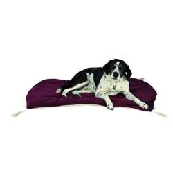 Die neue Hundekönig-Produktreihe von Trixie bietet hochwertige und stilvolle Artikel für Hunde, die das Beste verdienen. Die Hundekönig Liegedecke ist der perfekte Rückzugsort für Ihr Haustier und sorgt überall für einen königlichen, warmen Liegeplatz. Diese elegante Decke bietet zwei Schlafplatz-Varianten: Eine Seite besteht aus kuscheligem Plüsch in edler Chenille-Optik, während die andere Seite eine weiche Veloursleder-Optik aufweist. Mit der niedlichen Hundekönig-Stickerei und dem aufgestickten Schriftzug "The little King of Dogs" wird die Decke zum Blickfang in jedem Raum. Die hübschen Quasten an den Ecken können bei Bedarf abgenommen werden, was die Pflege erleichtert. Zudem schützt die Liegedecke Ihre Polstermöbel effektiv vor Schmutz und Tierhaaren. Maße: ca. 70 x 50 cm, Farbe: Brombeer/Beige. Gönnen Sie Ihrem Hund diesen luxuriösen Liegeplatz und genießen Sie die Kombination aus Funktionalität und Stil!