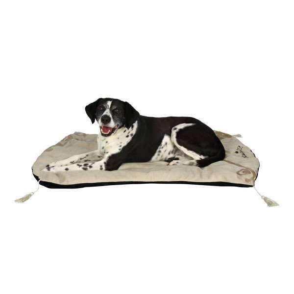 Die neue Hundekönig-Produktreihe von Trixie bietet hochwertige und stilvolle Artikel für Hunde, die das Beste verdienen. Die Hundekönig Liegedecke ist der perfekte Rückzugsort für Ihr Haustier und sorgt überall für einen königlichen, warmen Liegeplatz. Diese elegante Decke bietet zwei Schlafplatz-Varianten: Eine Seite besteht aus kuscheligem Plüsch in edler Chenille-Optik, während die andere Seite eine weiche Veloursleder-Optik aufweist. Mit der niedlichen Hundekönig-Stickerei und dem aufgestickten Schriftzug "The little King of Dogs" wird die Decke zum Blickfang in jedem Raum. Die hübschen Quasten an den Ecken können bei Bedarf abgenommen werden, was die Pflege erleichtert. Zudem schützt die Liegedecke Ihre Polstermöbel effektiv vor Schmutz und Tierhaaren. Maße: ca. 70 x 50 cm, Farbe: Brombeer/Beige. Gönnen Sie Ihrem Hund diesen luxuriösen Liegeplatz und genießen Sie die Kombination aus Funktionalität und Stil!