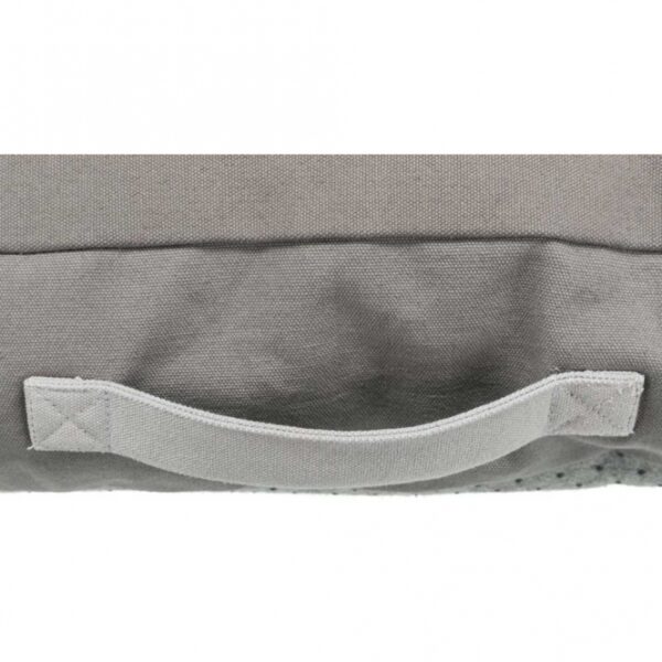 Dieser nachhaltige Teppich aus recycelten Materialien ist die perfekte Wahl für umweltbewusste Käufer. Hergestellt aus hochwertigem Canvas mit einem weichen Baumwoll-Bezug und einer komfortablen Polyestervlies-Füllung, bietet er sowohl Stil als auch Komfort. Der rutschfeste Boden sorgt für zusätzliche Sicherheit, während die elegante graue Farbe und die großzügige Größe von ca. 100 x 70 cm jedem Raum einen modernen Akzent verleihen. Investieren Sie in diesen langlebigen und umweltfreundlichen Teppich, der nicht nur Ihr Zuhause verschönert, sondern auch einen Beitrag zum Schutz unserer Umwelt leistet. Ideal für alle, die Wert auf hohe Qualität und Nachhaltigkeit legen!