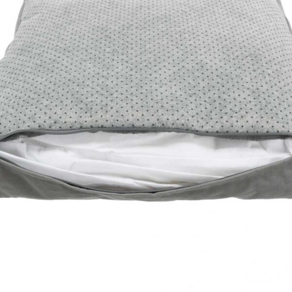 Dieser nachhaltige Teppich aus recycelten Materialien ist die perfekte Wahl für umweltbewusste Käufer. Hergestellt aus hochwertigem Canvas mit einem weichen Baumwoll-Bezug und einer komfortablen Polyestervlies-Füllung, bietet er sowohl Stil als auch Komfort. Der rutschfeste Boden sorgt für zusätzliche Sicherheit, während die elegante graue Farbe und die großzügige Größe von ca. 100 x 70 cm jedem Raum einen modernen Akzent verleihen. Investieren Sie in diesen langlebigen und umweltfreundlichen Teppich, der nicht nur Ihr Zuhause verschönert, sondern auch einen Beitrag zum Schutz unserer Umwelt leistet. Ideal für alle, die Wert auf hohe Qualität und Nachhaltigkeit legen!