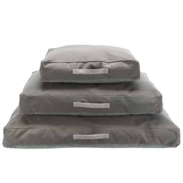 Dieser hochwertige Teppich aus recycelten Materialien ist die perfekte Wahl für umweltbewusste Käufer. Mit einem robusten Canvas und einem weichen Baumwoll-Bezug bietet er nicht nur Komfort, sondern auch eine nachhaltige Lösung für Ihr Zuhause. Die Polyestervlies-Füllung sorgt für zusätzliche Gemütlichkeit, während der rutschfeste Boden für Sicherheit auf allen Untergründen garantiert. In elegantem Grau und mit einer Größe von ca. 80 x 60 cm passt dieser Teppich ideal in jedes Zimmer und verleiht Ihrem Wohnraum eine stilvolle Note. Entscheiden Sie sich für Qualität und Nachhaltigkeit – für ein schönes und sicheres Zuhause!