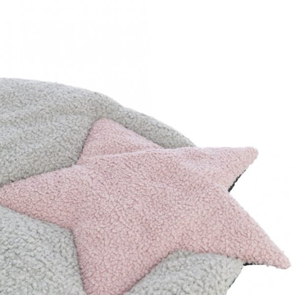 Dieser stilvolle Teppich in Lammfell-Optik ist die perfekte Ergänzung für Ihr Zuhause. Mit einem hochwertigen Polyester-Bezug und einer komfortablen Polyestervlies-Füllung von 3 cm bietet er sowohl Gemütlichkeit als auch eine ansprechende Optik. Der rutschfeste Boden sorgt für Sicherheit, während die Handwäsche eine einfache Pflege ermöglicht. Mit den Maßen von ca. 55 × 61 cm passt dieser Teppich ideal in jedes Zimmer und verleiht Ihrem Wohnraum in der eleganten Farbe grau/flieder einen Hauch von Luxus. Entdecken Sie die Kombination aus hoher Qualität und ansprechendem Design – der ideale Teppich für jeden, der Wert auf Stil und Funktionalität legt!