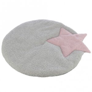 Dieser stilvolle Teppich in Lammfell-Optik ist die perfekte Ergänzung für Ihr Zuhause. Mit einem hochwertigen Polyester-Bezug und einer komfortablen Polyestervlies-Füllung von 3 cm bietet er sowohl Gemütlichkeit als auch eine ansprechende Optik. Der rutschfeste Boden sorgt für Sicherheit, während die Handwäsche eine einfache Pflege ermöglicht. Mit den Maßen von ca. 55 × 61 cm passt dieser Teppich ideal in jedes Zimmer und verleiht Ihrem Wohnraum in der eleganten Farbe grau/flieder einen Hauch von Luxus. Entdecken Sie die Kombination aus hoher Qualität und ansprechendem Design – der ideale Teppich für jeden, der Wert auf Stil und Funktionalität legt!