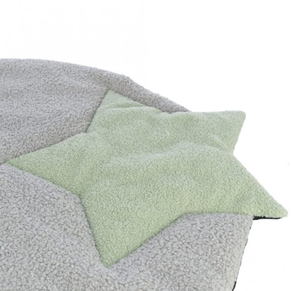 Dieser stilvolle Teppich in Lammfell-Optik bringt nicht nur Wärme und Gemütlichkeit in Ihr Zuhause, sondern überzeugt auch durch seine hohe Qualität. Der strapazierfähige Polyester-Bezug und die 3 cm dicke Polyestervlies-Füllung sorgen für ein angenehmes Laufgefühl und machen ihn zu einem idealen Begleiter für jeden Raum. Zudem ist der rutschfeste Boden ein wichtiges Sicherheitsmerkmal, das für einen stabilen Halt sorgt. Mit den großzügigen Maßen von ca. 86 × 80 cm passt dieser Teppich perfekt in Wohnzimmer, Schlafzimmer oder Flur. Die ansprechende Farbgebung in Grau und Mint fügt sich harmonisch in jede Einrichtung ein. Dieser Teppich ist nicht nur pflegeleicht, da er handwaschbar ist, sondern auch eine günstige und stilvolle Wahl für Ihr Zuhause.