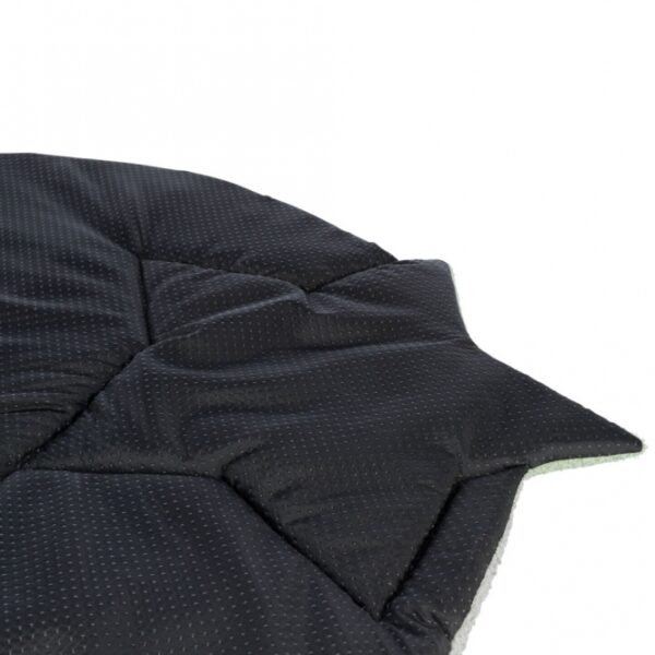 Dieser stilvolle Teppich in Lammfell-Optik bringt nicht nur Wärme und Gemütlichkeit in Ihr Zuhause, sondern überzeugt auch durch seine hohe Qualität. Der strapazierfähige Polyester-Bezug und die 3 cm dicke Polyestervlies-Füllung sorgen für ein angenehmes Laufgefühl und machen ihn zu einem idealen Begleiter für jeden Raum. Zudem ist der rutschfeste Boden ein wichtiges Sicherheitsmerkmal, das für einen stabilen Halt sorgt. Mit den großzügigen Maßen von ca. 86 × 80 cm passt dieser Teppich perfekt in Wohnzimmer, Schlafzimmer oder Flur. Die ansprechende Farbgebung in Grau und Mint fügt sich harmonisch in jede Einrichtung ein. Dieser Teppich ist nicht nur pflegeleicht, da er handwaschbar ist, sondern auch eine günstige und stilvolle Wahl für Ihr Zuhause.