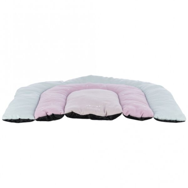 Dieser stilvolle Velours-Teppich ist der perfekte Akzent für Ihr Zuhause. Mit einem hochwertigen Polyester-Bezug und einer weichen, gesteppten Polyestervlies-Füllung bietet er nicht nur hohen Komfort, sondern auch eine ansprechende Optik. Der rutschfeste Boden sorgt für einen sicheren Halt, während die Handwäsche eine einfache Pflege garantiert. Mit den praktischen Maßen von ca. 68 × 62 cm passt dieser Teppich ideal in jedes Zimmer. Wählen Sie aus den sanften Farben mint, flieder und rosa, um Ihrem Raum eine fröhliche Note zu verleihen. Dieser Teppich vereint hohe Qualität und ansprechendes Design – perfekt für alle, die Wert auf stilvolle und funktionale Wohnaccessoires legen.