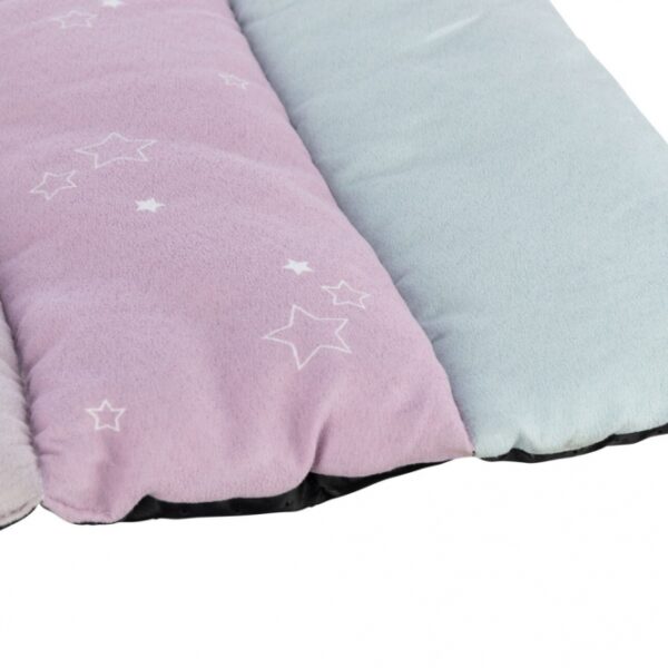 Dieser stilvolle Velours-Teppich ist der perfekte Akzent für Ihr Zuhause. Mit einem hochwertigen Polyester-Bezug und einer weichen, gesteppten Polyestervlies-Füllung bietet er nicht nur hohen Komfort, sondern auch eine ansprechende Optik. Der rutschfeste Boden sorgt für einen sicheren Halt, während die Handwäsche eine einfache Pflege garantiert. Mit den praktischen Maßen von ca. 68 × 62 cm passt dieser Teppich ideal in jedes Zimmer. Wählen Sie aus den sanften Farben mint, flieder und rosa, um Ihrem Raum eine fröhliche Note zu verleihen. Dieser Teppich vereint hohe Qualität und ansprechendes Design – perfekt für alle, die Wert auf stilvolle und funktionale Wohnaccessoires legen.