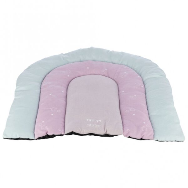 Dieser stilvolle Velours-Teppich ist der perfekte Akzent für Ihr Zuhause. Mit einem hochwertigen Polyester-Bezug und einer weichen, gesteppten Polyestervlies-Füllung bietet er nicht nur hohen Komfort, sondern auch eine ansprechende Optik. Der rutschfeste Boden sorgt für einen sicheren Halt, während die Handwäsche eine einfache Pflege garantiert. Mit den praktischen Maßen von ca. 68 × 62 cm passt dieser Teppich ideal in jedes Zimmer. Wählen Sie aus den sanften Farben mint, flieder und rosa, um Ihrem Raum eine fröhliche Note zu verleihen. Dieser Teppich vereint hohe Qualität und ansprechendes Design – perfekt für alle, die Wert auf stilvolle und funktionale Wohnaccessoires legen.