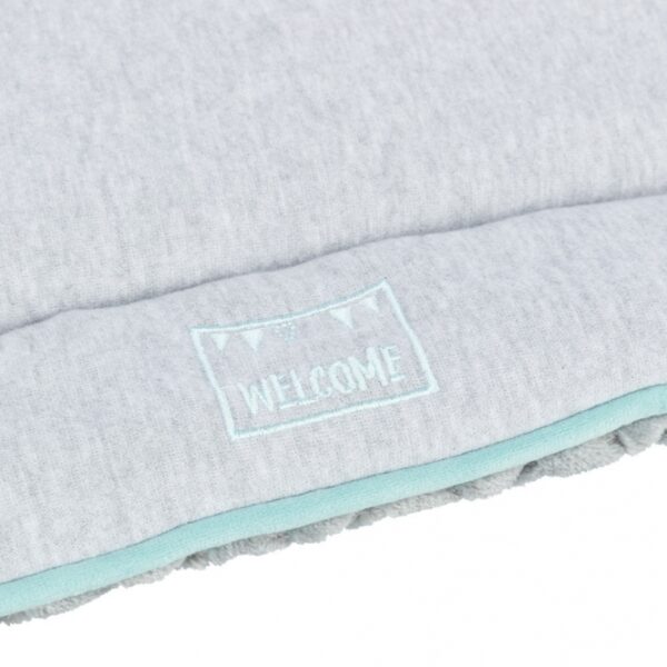 Entdecken Sie unser hochwertiges Kissen aus weichem Sweat-Material und Plüsch, das nicht nur durch seinen komfortablen Polyester-Bezug besticht, sondern auch mit einer angenehmen Polyestervlies-Füllung für optimalen Sitzkomfort sorgt. In der eleganten Farbkombination hellgrau und mint fügt es sich perfekt in jede moderne Einrichtung ein. Mit den praktischen Maßen von ca. 50 × 40 cm ist es ideal für Ihr Sofa, Bett oder als dekoratives Element in jedem Raum. Gönnen Sie sich dieses stilvolle und bequeme Kissen – die perfekte Wahl für jeden, der Wert auf hohe Qualität und ein ansprechendes Design legt.