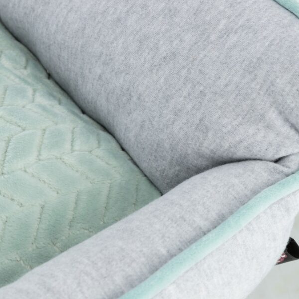 Dieser gemütliche Plüschsitz in hellgrau und mint ist der perfekte Rückzugsort für Ihr Haustier. Hergestellt aus hochwertigem Sweat-Material und mit einem weichen Polyester-Bezug bietet er ultimativen Komfort und eine angenehme Liegefläche. Die integrierte Polyester-Vlies-Füllung sorgt für eine optimale Unterstützung, während das fest integrierte Kissen zusätzlichen Komfort bietet. Mit einem rutschfesten Boden bleibt der Sitz sicher an Ort und Stelle, selbst bei lebhaften Spielen mit dem mitgelieferten Spielzeug. Zudem ist der Sitz bei 40°C waschbar, was die Pflege einfach und bequem macht. Mit den Maßen von ca. 50 × 40 cm passt er ideal in jede Ecke Ihres Zuhauses. Gönnen Sie Ihrem Haustier diesen hochwertigen und praktischen Sitz!