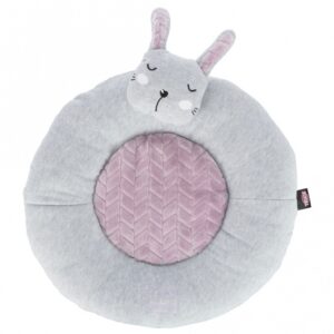 Dieser hochwertige Plüsch-Sitzsack ist die perfekte Ergänzung für jedes Zuhause. Mit einem Durchmesser von ca. 40 cm bietet er optimalen Komfort und ist ideal zum Entspannen. Der Bezug aus strapazierfähigem Polyester sorgt für eine lange Lebensdauer, während die weiche Polyestervlies-Füllung für ein angenehmes Sitzgefühl sorgt. Der rutschfeste Boden garantiert Stabilität, sodass der Sitzsack überall sicher platziert werden kann. In einer eleganten Kombination aus hellgrau und flieder fügt er sich harmonisch in jedes Raumdesign ein. Gönnen Sie sich diesen stilvollen und bequemen Sitzsack für Ihr Zuhause – die beste Wahl für hohen Komfort und Qualität zu einem günstigen Preis!