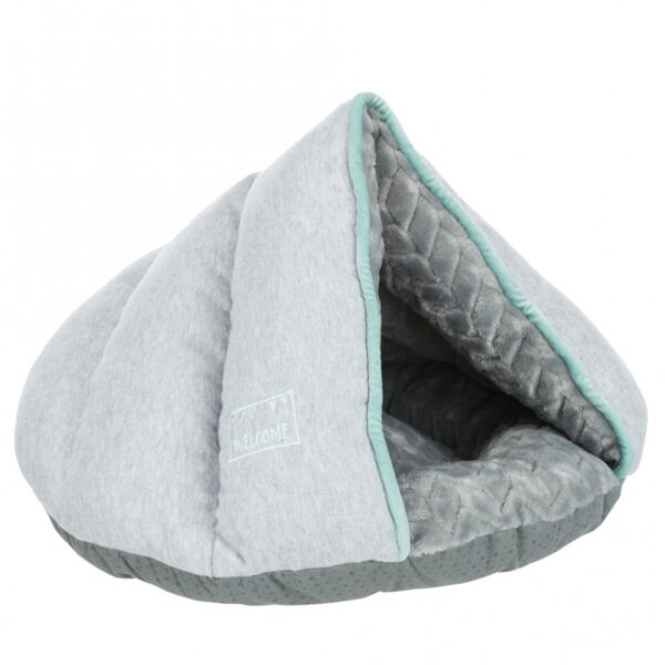 Dieser gemütliche Plüschsitzsack aus hochwertigem Sweat-Material ist der ideale Begleiter für entspannte Stunden zu Hause. Mit seinem weichen Polyester-Bezug und der komfortablen Polyestervlies-Füllung bietet er maximalen Sitzkomfort. Das fest integrierte Kissen sorgt für zusätzlichen Halt, während der rutschfeste Boden Stabilität garantiert, egal ob auf Fliesen oder Teppich. Mit den handlichen Maßen von ca. 45 × 30 × 40 cm passt dieser Sitzsack perfekt in jedes Zimmer und ist in einer stilvollen hellgrau/mint-Farbkombination erhältlich. Holen Sie sich diesen praktischen und zugleich dekorativen Sitzsack, der sowohl für Erwachsene als auch für Kinder geeignet ist, und genießen Sie entspanntes Sitzen in hoher Qualität!
