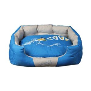 Das gemütliche Bett Cool ist der ideale Schlafplatz für Hunde und Katzen, der höchsten Komfort bietet. Hergestellt aus einem hochwertigen Polyester-Bezug in moderner Nylonoptik, sorgt die Polyestervliesfüllung für eine optimale Liegefläche. Der pflegeleichte Nylon-Boden macht die Reinigung zum Kinderspiel. Im Inneren befindet sich ein herausnehmbares Wendekissen mit einem witzigen Motivdruck, das ebenfalls mit Polyestervlies gefüllt ist und für zusätzlichen Komfort sorgt. Der Kissenbezug ist bei 30° in der Maschine waschbar, während das Inlett per Handwäsche gereinigt werden kann. In den ansprechenden Farben Blau und Beige und mit einer Größe von ca. 95 x 65 cm ist dieses Bett nicht nur funktional, sondern auch ein stilvolles Accessoire für Ihr Zuhause. Gönnen Sie Ihrem Haustier den besten Schlafplatz mit dem gemütlichen Bett Cool!