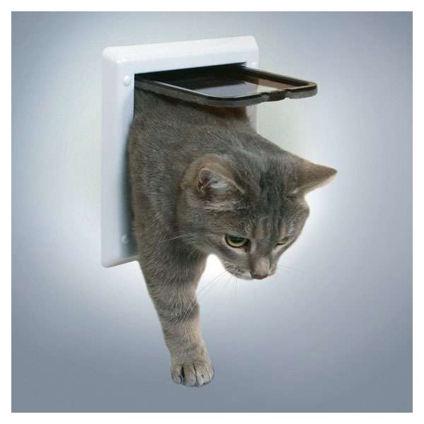 Diese hochwertige Katzenklappe ist die perfekte Lösung für alle Katzenbesitzer, die ihren Haustieren mehr Freiheit bieten möchten. Mit ihrem 2-Wege-Design ermöglicht sie einen einfachen Zugang nach innen und außen. Hergestellt aus wetterfestem Kunststoff, garantiert die Klappe Langlebigkeit und Widerstandsfähigkeit, während die transparente Klappe und der geräuscharme Betrieb für eine angenehme Nutzung sorgen. Die spezielle Dichtung und der Magnetverschluss sorgen dafür, dass keine Zugluft entsteht, und der Sicherheitsverschluss bietet zusätzlichen Schutz. Mit einer Einbautiefe von nur 13 mm und Gesamtmaßen von ca. 21 × 21 cm passt diese Katzenklappe in nahezu jede Tür oder Wand. Der Ausschnitt misst ca. 16,2 × 17 cm, während die Klappengröße ca. 14,7 × 15,8 cm beträgt. In elegantem Weiß fügt sich die Klappe harmonisch in jedes Zuhause ein. Machen Sie das Leben Ihrer Katze einfacher und komfortabler mit dieser praktischen und stilvollen Katzenklappe!