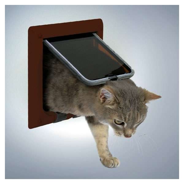 Diese hochwertige Katzenklappe ist die perfekte Lösung für alle Katzenbesitzer, die ihren Vierbeinern mehr Freiheit bieten möchten. Mit einem praktischen 4-Wege-System ermöglicht die Klappe Ihren Katzen, selbstständig ein- und auszugehen, während sie wetterfest und aus robustem Kunststoff gefertigt ist. Die transparente Klappe ist geräuscharm und sorgt mit einer speziellen Dichtung und einem Magnetverschluss für eine optimale Abdichtung. Zudem bietet der Sicherheitsverschluss zusätzlichen Schutz. Die Einbautiefe beträgt ca. 13 mm, während die Gesamtmaße etwa 21 × 21 cm betragen. Der Ausschnitt hat die Maße ca. 16,2 × 17 cm und die Klappengröße misst ca. 14,7 × 15,8 cm. In einem eleganten Braun fügt sich diese Katzenklappe harmonisch in jedes Zuhause ein. Investieren Sie in diese praktische und langlebige Katzenklappe für mehr Komfort und Sicherheit für Ihre Katze!