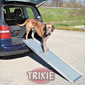 Diese hochwertige Teleskop-Rampe ist die ideale Lösung, um die Gelenke Ihres Tieres zu schonen, insbesondere im Hüft- und Wirbelsäulenbereich. Sie ist besonders empfehlenswert für ältere Tiere oder solche, die an Krankheiten wie Arthrose und Arthritis leiden und nicht mehr springen können. Auch als präventive Maßnahme ist die Rampe perfekt geeignet, um Gelenkproblemen bei Hunden vorzubeugen. Zudem schützt sie die Gelenke größerer Jungtiere in der Wachstumsphase. Dank des rutschfesten Belags und der seitlich erhöhten Schienen bietet die Rampe sicheren Halt und einen stabilen Tritt. Mit einem Gewicht von nur ca. 5,8 kg ist sie leicht zu transportieren und einfach zu handhaben. Die verstellbare Länge ermöglicht die Nutzung an verschiedenen Orten, wie dem Autoinneren, dem Bett oder dem Treppenabsatz. Im zusammengeklappten Zustand benötigt die Rampe nur wenig Stauraum und ist somit ideal für unterwegs. Ihre robuste Bauweise garantiert eine maximale Belastbarkeit von ca. 120 kg, wodurch sie sowohl drinnen als auch draußen einsetzbar ist. Die Teleskop-Rampe ist aus hochwertigem Aluminium gefertigt, leicht zu reinigen und bietet somit eine langlebige und praktische Lösung für die Gelenkgesundheit Ihres Tieres. Maße: 43 x 100-183 cm.