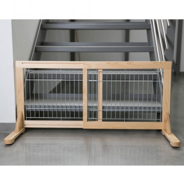 Dieser hochwertige Hundetrainer ist ideal für Welpen und kleine Hunde und bietet eine sichere und komfortable Umgebung für das Training. Hergestellt aus klar lackiertem Kiefernholz mit robusten, verzinkten Gitterstäben, garantiert er Langlebigkeit und Stabilität. Die individuelle Nutzung ist durch verschiedene Standfußpositionen möglich, und die Breite ist stufenlos verstellbar, sodass sich der Trainer optimal an die Bedürfnisse Ihres Hundes anpassen lässt. Dank der rutschfesten Gummifüße bleibt der Trainer zuverlässig an seinem Platz, während Ihr Hund lernt. Mit den kompakten Maßen von ca. 65-108 x 50 cm ist er platzsparend und vielseitig einsetzbar – perfekt für jedes Zuhause. Investieren Sie in die beste Qualität für das Training Ihres kleinen Lieblings!