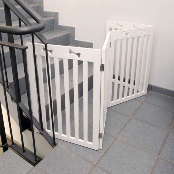 Dieses hochwertige Hunde-Absperrgitter aus lackiertem MDF ist die perfekte Lösung, um Räume und Treppen für große Hunde sicher abzusperren. Mit einer variablen Breite von bis zu 160 cm passt sich das Gitter mühelos Ihren Bedürfnissen an und lässt sich dank der klappbaren Elemente einfach verstauen. Die Maße von ca. 60-160 x 75 cm und die elegante weiße Farbe machen es nicht nur funktional, sondern auch optisch ansprechend. Investieren Sie in Qualität und Sicherheit für Ihren Hund – mit diesem praktischen Hunde-Absperrgitter schaffen Sie eine sichere Umgebung in Ihrem Zuhause.