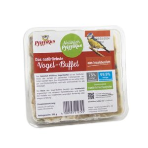 Das Natürlich Pfiffikus Vogel-Buffet ist der ideale Fettfutterblock für Wildvögel, der sich perfekt in einem Futterspender verwenden lässt. Dieses hochwertige Vogel-Buffet liefert nicht nur wertvolle Energie, sondern auch hochwertiges Protein und ist äußerst schmackhaft für alle Wildvogelarten. Die Basis besteht aus nahrhaftem Insektenfett, das mit köstlichen Getreideflocken und Saaten angereichert ist, um die Bedürfnisse Ihrer gefiederten Freunde zu erfüllen. Die Inhaltsstoffe umfassen sorgfältig ausgewählte Getreide, gesunde Öle und Fette sowie wertvolle Mineralstoffe. Gönnen Sie Ihren Wildvögeln mit dem Pfiffikus Vogel-Buffet ein echtes Geschmackserlebnis und unterstützen Sie ihre Vitalität auf natürliche Weise!