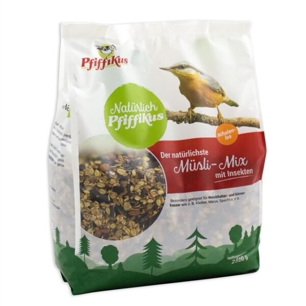 Unser hochwertiger Müsli-Mix ist das ideale Ganzjahresfutter für Wild- und Gartenvögel. Dieses schmackhafte Streufutter, angereichert mit 4 % Insekten, liefert nicht nur wertvolle Energie, sondern ist auch besonders beliebt bei Weichfutter- und Körnerfressern wie Kleiber, Meisen und Spechten. Die sorgfältig ausgewählten Inhaltsstoffe wie Getreide, Nüsse und Beeren sorgen für eine ausgewogene Ernährung und fördern die Gesundheit Ihrer gefiederten Freunde. Gönnen Sie Ihren Vögeln das beste Futter – für ein gesundes und aktives Leben das ganze Jahr über!