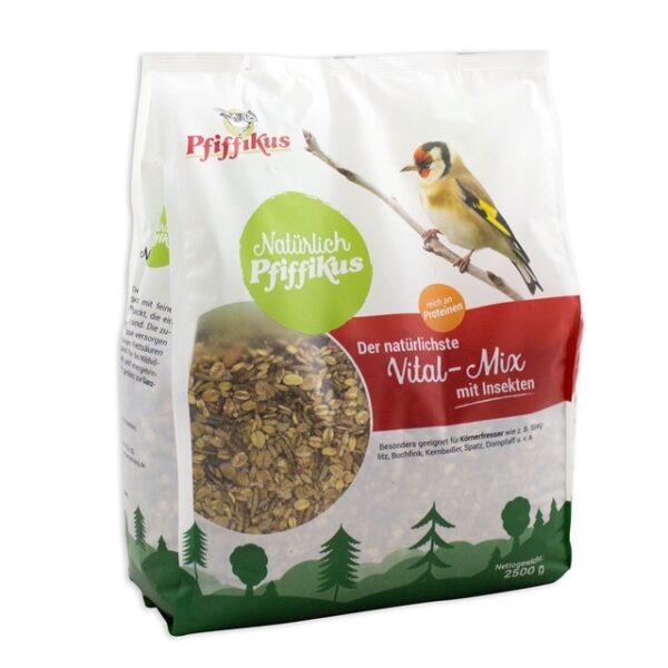 Der natürliche Vital-Mix für Wildvögel ist eine hochwertige Futtermischung, die mit feinen getrockneten Insekten angereichert ist. Diese stellen eine hervorragende Proteinquelle dar und unterstützen die Gesundheit der Vögel. Die Kombination aus nahrhaften Beeren und knackigen Nüssen liefert wichtige Fettsäuren und Vitamine, die für die Wildvögel äußerst schmackhaft und energiefördernd sind. Dieser Vital-Mix ist ideal für die Ganzjahresfütterung und besonders geeignet für Körnerfresser wie Stieglitz, Buchfink, Kernbeißer, Spatz und Dompfaff. Die ausgewählten Inhaltsstoffe wie Getreide, Nüsse, Beeren, 4 % Insekten sowie Öle und Fette machen diesen Mix zu einer erstklassigen Wahl für alle Vogelliebhaber, die ihren gefiederten Freunden eine gesunde und schmackhafte Ernährung bieten möchten.