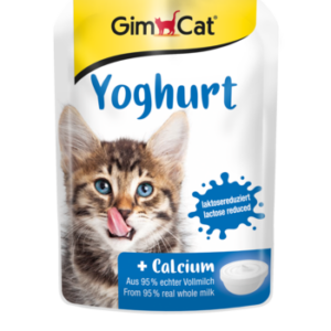GimCat Yoghurt für Katzen ist die perfekte, leckere Zwischenmahlzeit für Ihre geliebte Katze. Dieser milde, laktose-reduzierte Joghurt enthält hochwertiges, natürliches Calcium, das entscheidend für den Knochenaufbau und ein gesundes Knochengerüst ist. Dank seiner besonderen Rezeptur ist der Yoghurt besonders gut verträglich und eignet sich hervorragend für Katzen mit Laktoseunverträglichkeit. Zudem ist er frei von Farbstoffen, Antioxidationsmitteln, Konservierungsstoffen und Geschmacksverstärkern, was ihn zu einer gesunden Wahl für Ihre Katze macht. Füttern Sie täglich 2-3 Teelöffel bei Zimmertemperatur und lagern Sie den Beutel nach dem Öffnen kühl, um die Frische zu bewahren. Verwöhnen Sie Ihre Katze mit diesem hochwertigen Snack, der nicht nur köstlich, sondern auch nahrhaft ist!