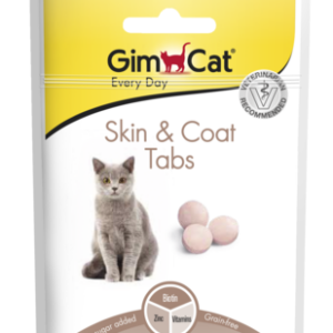 GimCat Skin & Coat Tabs sind die ideale Ergänzung für eine gesunde und glänzende Fellpflege Ihres Haustiers. Diese hochwertigen Tabs unterstützen nicht nur einen schnelleren Fellwechsel und geschmeidigere Haut, sondern fördern auch festere Krallen. Mit einer gezielten Wirkung auf den Haut- und Fellstoffwechsel helfen sie, Mangelerscheinungen vorzubeugen und regulieren bereits bestehende Biotin- und Zink-Unterversorgungen. Unsere Tabs sind zuckerfrei und getreidefrei, was sie zu einer gesunden Wahl für Ihre Katze macht. Die sorgfältige Zusammensetzung aus hochwertigen Inhaltsstoffen wie Milch, Molkereierzeugnissen und Ölen sorgt für eine optimale Nährstoffaufnahme. Für beste Ergebnisse empfehlen wir, täglich 4 bis 6 Tabs zu füttern. Schenken Sie Ihrem geliebten Haustier das beste Wohlbefinden mit GimCat Skin & Coat Tabs – für ein strahlendes und gesundes Haarkleid!