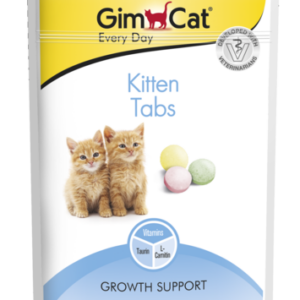 GimCat Kitten Tabs sind das ideale Futter für Ihre Baby-Katze, da sie eine perfekte Kombination aus lebenswichtigen Vitaminen und natürlichem Calcium bieten. Diese hochwertigen Tabs fördern die Vitalität Ihrer kleinen Katze und unterstützen ihre gesunde Entwicklung. Mit wichtigen Inhaltsstoffen wie Taurin, das für die Sehkraft und Herzfunktion unerlässlich ist, sowie L-Carnitin, das die Energieversorgung unterstützt, sorgen Sie für das Wohlbefinden Ihres Kätzchens. Die Zusammensetzung umfasst Milchprodukte, gesunde Fette und wertvolle pflanzliche Bestandteile, die für eine ausgewogene Ernährung sorgen. Für eine optimale Fütterung empfehlen wir täglich etwa 8 Kitten Tabs pur oder zerbröselt im Futterbrei. Wählen Sie GimCat Kitten Tabs für eine gesunde und glückliche Baby-Katze!