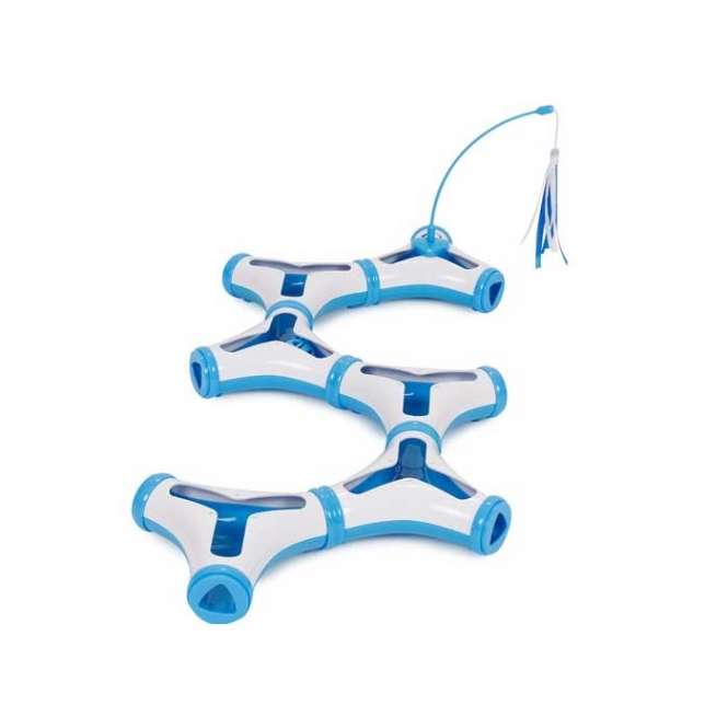 Das Cat Connected 6 ist die neueste Innovation unter den Katzenspielzeugen und bietet unendlichen Spielspaß für Katzen jeden Alters. Mit seinen 6 individuell kombinierbaren Einzelteilen können Sie immer wieder neue, spannende Formen gestalten, sodass das Spiel nie langweilig wird. Im Inneren der flexiblen Rohrleitung befindet sich eine bewegliche Kugel, die Ihre Katze zum Spielen anregt, während die integrierte Spielantenne für zusätzliche Abwechslung sorgt. Die Gesamtmaße des Cat Connected 6 sind ca. 49,7 x 54,5 x 6 cm, perfekt für aktive Katzen, die Herausforderungen lieben. Entdecken Sie auch die kleinere Variante, das Cat Connected 2 (Artikelnr. 40036-AKp), die sich ideal kombinieren lässt oder auch einzeln genutzt werden kann. Dieses hochwertige Katzenspielzeug fördert die geistige und körperliche Aktivität Ihrer Katze – ein Must-Have für jeden Katzenbesitzer!