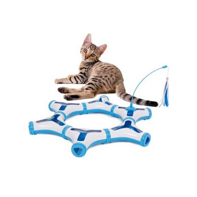 Das Cat Connected 6 ist die neueste Innovation unter den Katzenspielzeugen und bietet unendlichen Spielspaß für Katzen jeden Alters. Mit seinen 6 individuell kombinierbaren Einzelteilen können Sie immer wieder neue, spannende Formen gestalten, sodass das Spiel nie langweilig wird. Im Inneren der flexiblen Rohrleitung befindet sich eine bewegliche Kugel, die Ihre Katze zum Spielen anregt, während die integrierte Spielantenne für zusätzliche Abwechslung sorgt. Die Gesamtmaße des Cat Connected 6 sind ca. 49,7 x 54,5 x 6 cm, perfekt für aktive Katzen, die Herausforderungen lieben. Entdecken Sie auch die kleinere Variante, das Cat Connected 2 (Artikelnr. 40036-AKp), die sich ideal kombinieren lässt oder auch einzeln genutzt werden kann. Dieses hochwertige Katzenspielzeug fördert die geistige und körperliche Aktivität Ihrer Katze – ein Must-Have für jeden Katzenbesitzer!