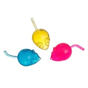 Diese hochwertige Tierspielzeug-Maus in der Größe von ca. 7 x 3,5 cm (LxB) besteht aus langlebigem TPR (Thermo Plastic Rubber), das für seine hervorragenden Eigenschaften bekannt ist. Der eingearbeitete Catnip-Duft sorgt für einen besonders langen Spielspaß und zieht Katzen magisch an! Die Spielzeuge von good4fun sind nicht nur witterungsbeständig und extrem haltbar, sondern auch zahnfreundlich und absolut ungiftig – perfekt für sichere Spielstunden. Dank ihrer Schwimmfähigkeit sind sie ideal für Spiele im Wasser, was sie zu einem vielseitigen Spielzeug für alle Altersgruppen macht. Bitte beachten Sie, dass die Farbwahl aufgrund des Lagerbestands nicht möglich ist. Entdecken Sie das beste Spielzeug für Ihre Katze und fördern Sie deren Spieltrieb auf sichere und unterhaltsame Weise!