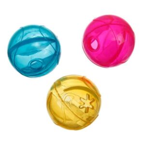 Dieser ca. 6 cm große Snackball von good4fun ist das perfekte Spielzeug für Ihre Katze! Mit verschiedenen Öffnungen lässt sich der Ball ganz einfach mit Leckerchen füllen, die während des Spiels immer wieder herausfallen und für stundenlangen Spielspaß sorgen. Der im Material enthaltene Catnip-Duft sorgt für zusätzlichen Anreiz und hält die Spielfreude Ihrer Katze lange aufrecht. Hergestellt aus hochwertigem Thermo Plastic Rubber, ist dieser Ball nicht nur witterungsbeständig und extrem langlebig, sondern auch zahnfreundlich und natürlich ungiftig. Ideal für Spiele im und am Wasser, da die schwimmfähigen Spielzeuge auch im Freien verwendet werden können. Dieser vielseitige Snackball ist für Katzen aller Altersgruppen geeignet und bringt Freude in jeden Haushalt! Bitte beachten Sie, dass die Farbwahl je nach Lagerbestand erfolgt.