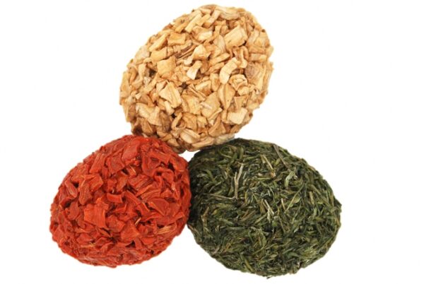 Entdecken Sie unser hochwertiges Ergänzungsfuttermittel für Zwergkaninchen und Nager – die knusprigen Knabber-Eier! Diese leckeren Snacks sorgen für einen spannenden Knabber-Spaß und sind ideal für alle Nagetiere. In jeder Tüte finden Sie drei gesunde Sorten: Karotte, Pastinake und Petersilie, die nicht nur köstlich sind, sondern auch zahlreiche Vitamine bieten. Das bunte Farbmix-Trio ist zudem ein echter Blickfang in jedem Nagerheim und fördert die natürliche Beschäftigung Ihrer kleinen Freunde. Verwöhnen Sie Ihre Tiere mit diesem gesunden Snack und sorgen Sie für mehr Abwechslung in ihrem Futterangebot. **Zusammensetzung:** Karotte + Stärke, Pastinake + Stärke, Petersilie + Stärke.