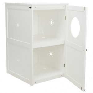 Dieser elegante Katzentoiletten-Verstecker aus lackiertem MDF bietet eine stilvolle Lösung, um die Katzentoilette diskret zu verbergen und gleichzeitig das Austreten von Katzenstreu zu verhindern. Mit einem praktischen Vorleger für die Katzentoilette ausgestattet, kann er auch als gemütliches Schlafhaus für Ihre Katze genutzt werden. Die durchdachte Konstruktion umfasst eine freie Etage, die ideal als Stauraum für Katzenstreu und Zubehör dient. Das obere Einstiegsloch erleichtert die Reinigung der Katzentoilette, während das Eingangsloch flexibel nach oben oder unten positioniert werden kann. Zudem lässt sich der Eingang wahlweise rechts oder links einbauen, und die Tür mit Magnetverschluss sorgt für zusätzlichen Komfort. Dieser Verstecker ist passend für die Trixie Katzentoilette Classic mit Rand und hat die Maße von ca. 53 × 90 × 58 cm in einem modernen Weiß. Machen Sie Ihr Zuhause nicht nur sauberer, sondern auch stilvoller mit diesem praktischen und funktionalen Möbelstück für Katzenliebhaber!