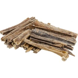 Euter/Milchsticks sind die perfekte Belohnung für Ihren Hund – ein bekömmlicher Snack aus 100% natürlichem Trockenfleisch, der für alle Hunde geeignet ist. Diese herzhaften und mageren Leckerbissen sind nicht nur nahrhaft und leicht verdaulich, sondern auch ideal für zwischendurch. Während das Tier genüsslich kaut, werden die Zähne von Belägen befreit, das Zahnfleisch massiert und die Kaumuskeln gestärkt. Die schonende Trocknung in einem speziellen Verfahren sorgt dafür, dass Euter/Milchsticks eine hervorragende Alternative zu frischen Fleischteilen bieten – mit besserer Lagerfähigkeit und einem angenehmen Geruch. Zudem sind sie frei von künstlichen Farbstoffen und Konservierungsstoffen, was sie zu einem hochwertigen Snack für Ihren Vierbeiner macht. Lagern Sie die Euter/Milchsticks immer kühl und trocken, um ihre Frische zu bewahren. Verwenden Sie sie als ergänzenden Belohnungssnack zur gewohnten Hauptnahrung und stellen Sie sicher, dass Ihr Hund immer ausreichend Wasser zur Verfügung hat.