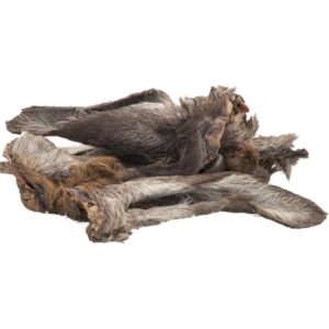 Getrocknete Hirschohren sind der ideale Kauartikel für große und sehr große Hunde, die robuste Snacks benötigen. Diese hochwertigen Hirschohren mit Fell sind auch perfekt für sensible Hunde und Allergiker geeignet. Mit einem hohen Rohproteinanteil von 56,4% und einem Fettgehalt von 28,2% bieten sie nicht nur einen schmackhaften, sondern auch nahrhaften Genuss. Die enthaltenen Inhaltsstoffe sind natürlich und fördern die Zahngesundheit Ihres Vierbeiners. Als Belohnungssnack sind sie die beste Wahl für eine artgerechte Fütterung. Denken Sie daran, Ihrem Hund immer ausreichend frisches Wasser zur Verfügung zu stellen, um ihm ein rundum gutes Kau-Erlebnis zu bieten.