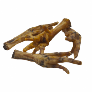 Hühnerfüße sind der ideale, fettarme Kauspaß für Hunde jeden Alters. Diese naturbelassenen Kausnacks bestehen aus 100% Hühnerfleisch und bieten eine gesunde Alternative zu herkömmlichen Fleischteilen. Beim Kauen reinigen sie die Zähne, massieren das Zahnfleisch und stärken die Kaumuskulatur. Unsere schonend getrockneten Hühnerfüße sind weich und splittern nicht, was sie besonders sicher macht. Sie sind nicht nur nahrhaft, sondern auch einfach zu lagern und besitzen einen angenehmen Geruch. Ohne künstliche Konservierungsstoffe sind sie eine hervorragende Wahl für die Belohnung Ihres vierbeinigen Freundes. Achten Sie darauf, immer ausreichend frisches Wasser bereitzustellen. Mit einem hohen Proteingehalt von 42,50% und nur 13,80% Fett sind Hühnerfüße der perfekte Snack zur Ergänzung der täglichen Hauptnahrung.