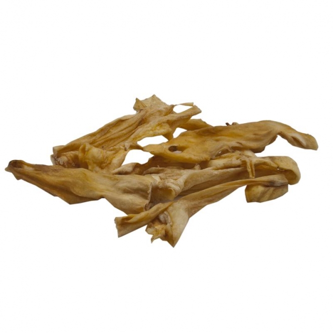 Lammkopfhaut ist der perfekte Belohnungssnack für Hunde, der aus 100% natürlichem Trockenfleisch besteht. Dieser herzhafte und mager Leckerbissen ist nicht nur nahrhaft, sondern auch besonders leicht verdaulich, was ihn zu einem idealen Snack für zwischendurch macht – insbesondere für futterempfindliche Hunde. Durch das Kauen wird nicht nur die Zahnhygiene gefördert, indem Beläge entfernt und das Zahnfleisch massiert wird, sondern auch die Kaumuskeln werden gekräftigt. Die Lammkopfhaut wird schonend getrocknet, was sie zur perfekten Alternative zu frischen Fleischteilen vom Metzger macht. Zudem ist sie frei von künstlichen Farbstoffen und Konservierungsstoffen, sodass Sie Ihrem Hund nur das Beste bieten. Bewahren Sie diesen hochwertigen Snack immer kühl und trocken auf. Die Inhaltsstoffe umfassen 72,70% Rohprotein und 10,09% Rohfett, was ihn zu einer nahrhaften Ergänzung zur täglichen Hauptnahrung Ihres Hundes macht. Sorgen Sie dafür, dass immer ausreichend Wasser zur Verfügung steht!